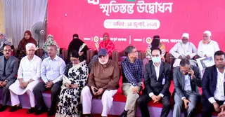 গণঅভ্যুত্থানে শহীদদের বাবা-মাকে মঞ্চে বসালেন উপদেষ্টারা
